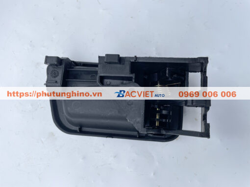 Tay mở cửa trong ISUZU Đô Thành IZ65