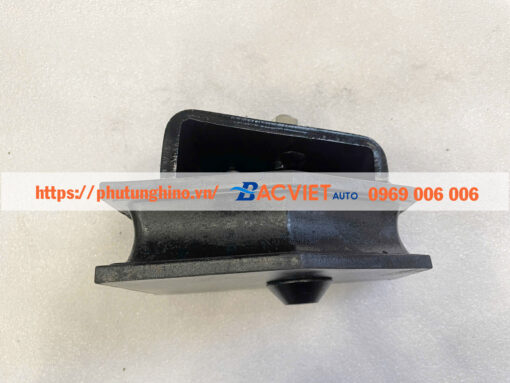Chân máy trước NISSAN UD Quester